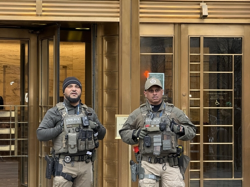 5日（現地時間）、ベネズエラのニコラス・マドゥロ大統領が出廷する米ニューヨーク・マンハッタンのニューヨーク南部地区連邦地方裁判所庁舎の入り口で、武装した警官が警戒態勢を敷いている。聯合ニュース