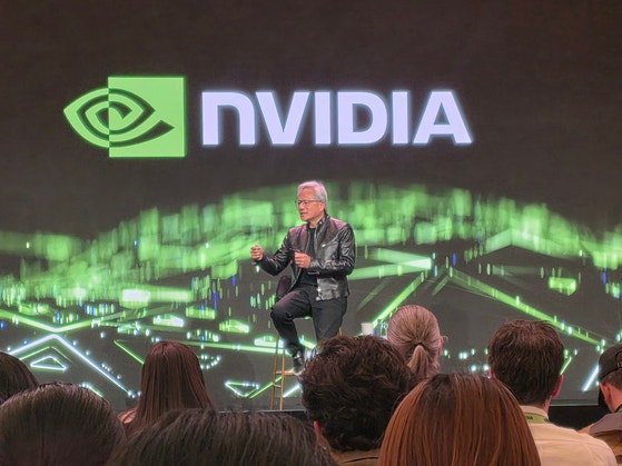 6日（現地時間）、米ラスベガスのフォンテーヌブローホテルで開かれた「CES2026エヌビディアメディア＆産業アナリストQ＆A」セッションで、ジェンスン・フアン最高経営責任者（CEO）が記者の質問に答えている。 イ・ガラム記者