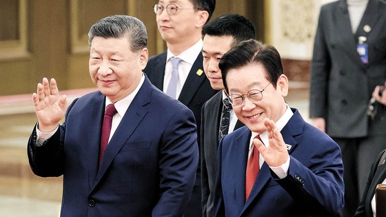 韓国の李在明（イ・ジェミョン）大統領と中国の習近平国家主席が5日午後、北京の人民大会堂北大庁で開かれた公式歓迎式に入場している。［青瓦台（チョンワデ）写真記者団］