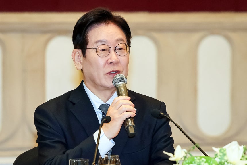 中国・上海のホテルで7日、大統領府担当記者団との昼食懇談会に出席し発言する李在明（イ・ジェミョン）大統領。チョン・ミンギュ記者