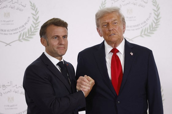 トランプ米大統領（右）とマクロン仏大統領 ［ロイター＝聯合ニュース］