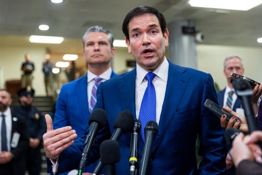 ルビオ米国務長官（中央）が7日、上院議員を対象にベネズエラのマドゥロ大統領拘束に関する非公開会見を終えた記者らと話している。［写真 EPA＝聯合ニュース］