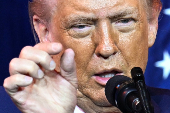 米国のドナルド・トランプ大統領が6日（現地時間）、ワシントンのトランプ・ケネディ・センターで開かれた共和党下院議員研修会で演説している。AFP＝連合ニュース