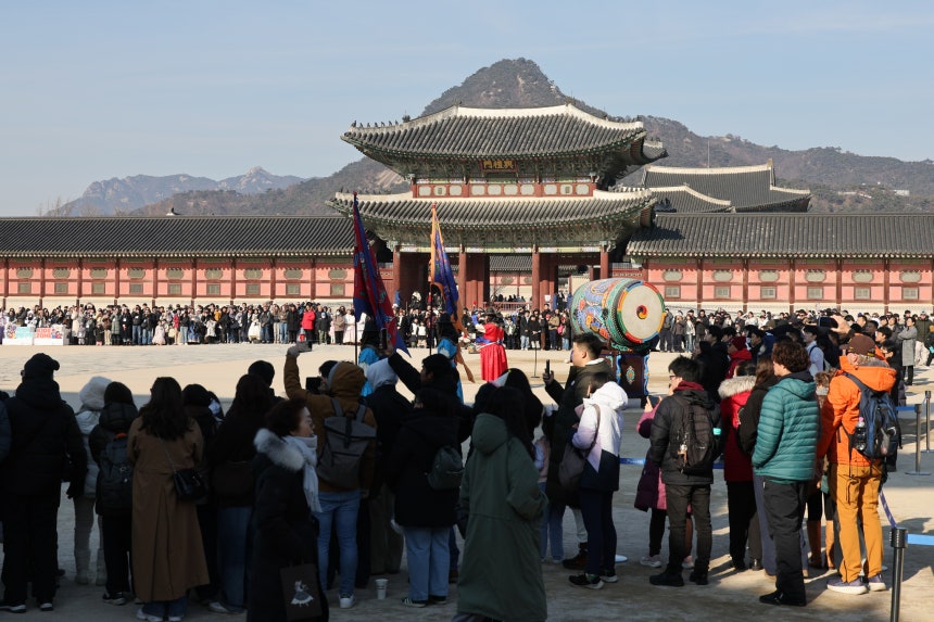 新年最初の週末となった4日、ソウル鍾路区（チョンノグ）の景福宮（キョンボックン）で、市民や外国人観光客が守門将交代式を観覧している。［聯合ニュース］
