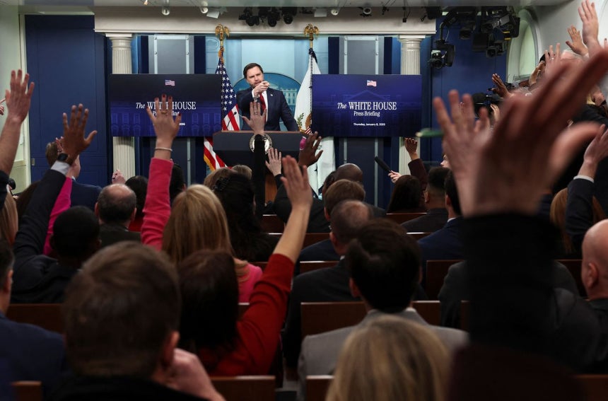 8日（現地時間）、J・D・バンス副大統領がホワイトハウスで直接ブリーフィングを行っている。［EPA＝聯合ニュース］