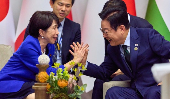 李在明大統領が高市早苗首相と昨年11月23日に南アフリカで開かれた主要20カ国（G20）首脳会議で会談している。［写真 大統領室写真記者団］