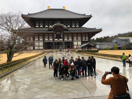 奈良の東大寺で団体記念撮影をしている中国人観光客。［中央フォト］