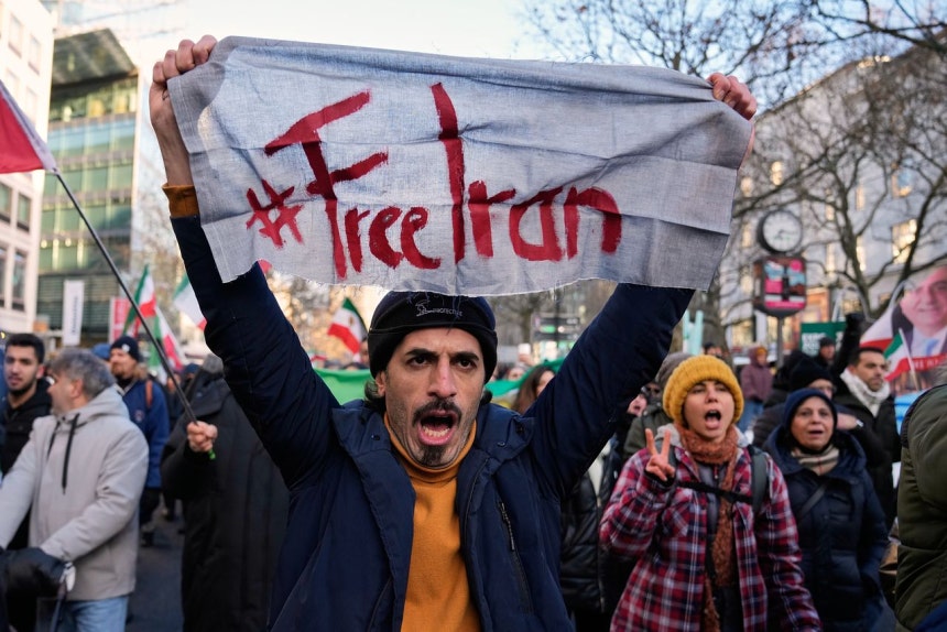 10日、イランの抗議デモを支持するため、ドイツ・ベルリンに集まった群衆。［AP＝聯合ニュース］