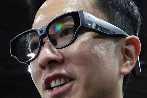 世界最大のIT家電見本市CES2026の開幕を控えた4日、米ラスベガスのホテルで開かれた付帯行事で観覧客が中国企業のスマートグラスを体験している。［写真 ニュース1］