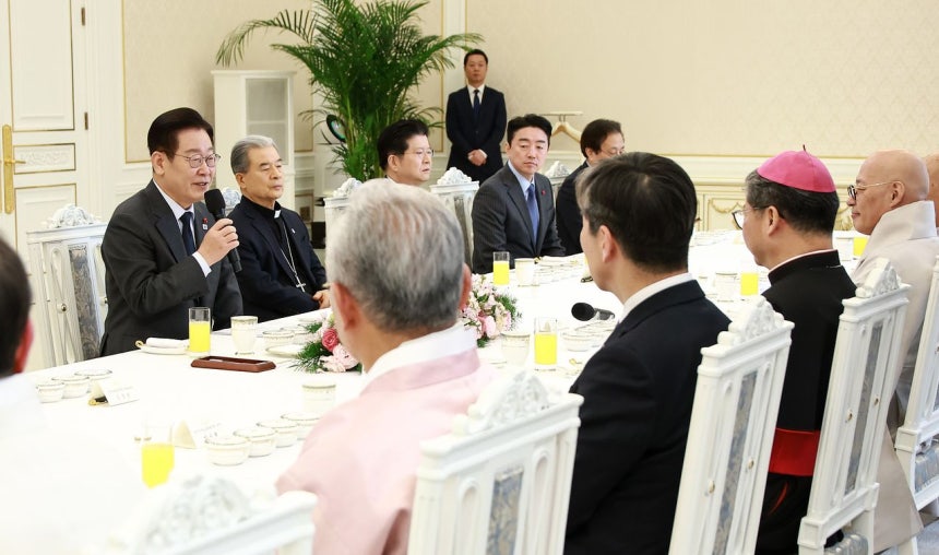 李在明大統領が12日に青瓦台で開かれた宗教指導者昼食会で発言している。［写真 青瓦台写真記者団］