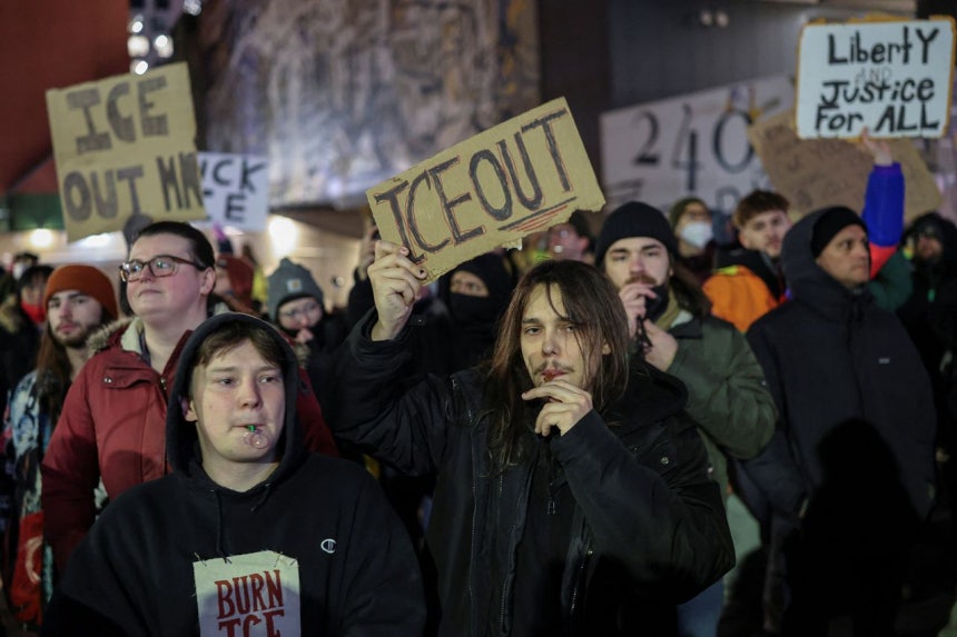 9日、米ミネソタ州ミネアポリスのホテル前で、デモ参加者がホイッスルを吹いている。［ロイター＝聯合ニュース］