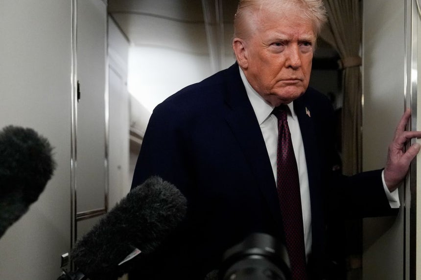 11日（現地時間）、メリーランド州アンドルーズ合同基地に向かうエアフォースワンの機内で記者らと話すトランプ米大統領 ［AP＝聯合ニュース］