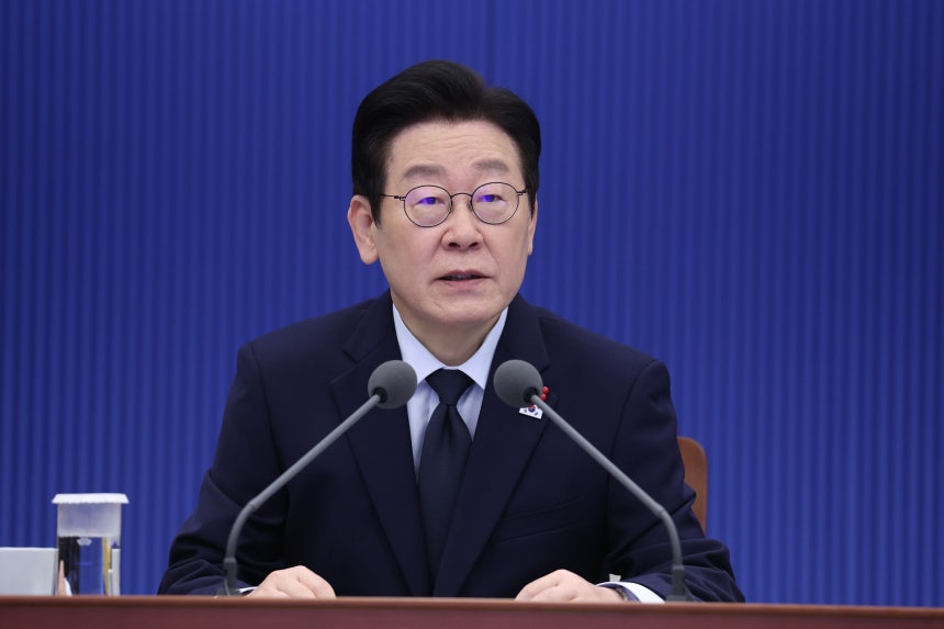 韓国の李在明（イ・ジェミョン）大統領が8日、青瓦台（チョンワデ、大統領府）で開かれた首席補佐官会議で発言している。聯合ニュース