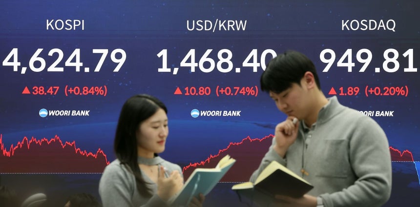 12日のKOSPIは終値で4624．79を記録し過去最高値を更新した。ソウルのウリィ銀行ディーリングルームに指数が表示されている。［写真 ニュース1］