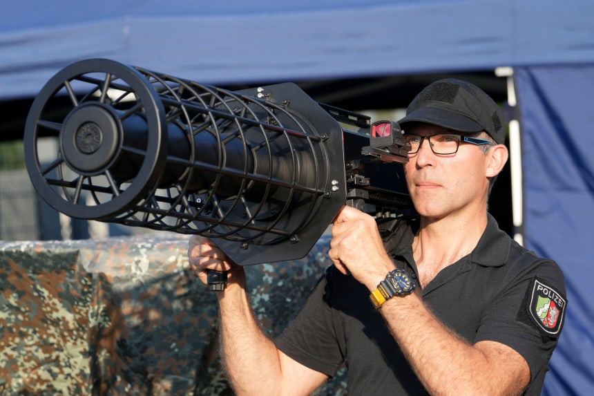 ユーロ2024期間中、ドローン対応装備を活用するドイツ警察。米国は北中米ワールドカップ期間中、計11の開催都市の競技場でドローン対応システムを確保するため、約182億円を投資する予定だ。［AP＝聯合ニュース］