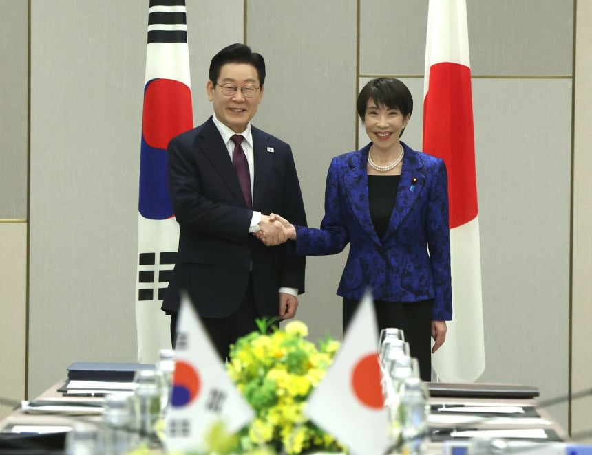 韓国の李在明（イ・ジェミョン）大統領と高市早苗首相が13日、奈良県内の会談会場で行われた拡大首脳会談を前に握手をしている。青瓦台写真記者団
