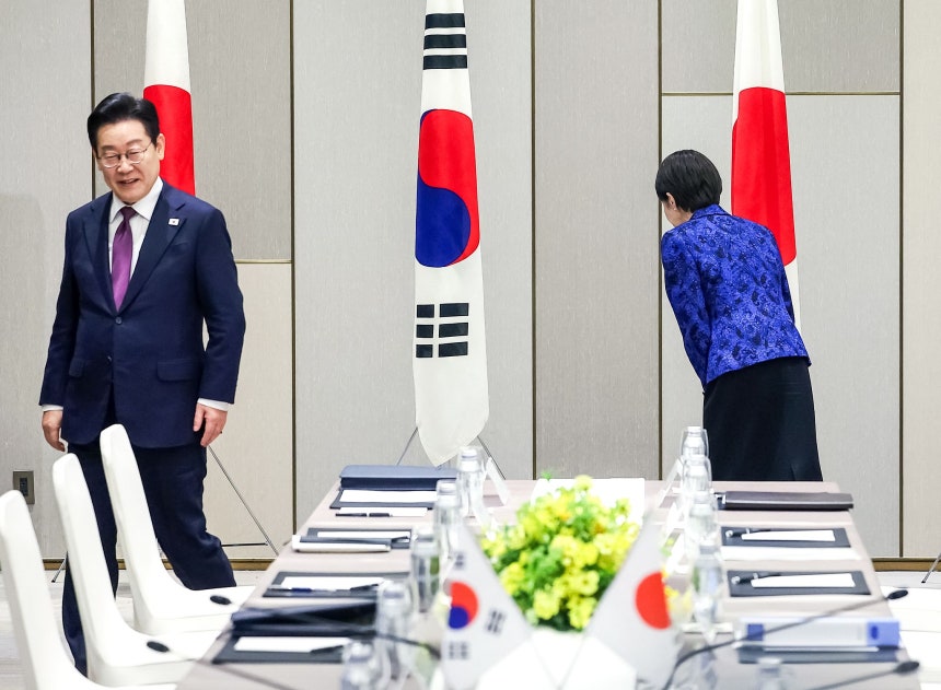 奈良県内で行われた韓日首脳会談で、太極旗に礼を尽くす高市早苗首相（右）。チョン・ミンギュ記者