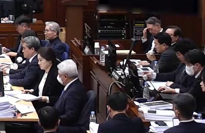 尹錫悦（ユン・ソクヨル）前大統領が13日午後、ソウル中央地裁で開かれた内乱首謀容疑2次結審公判で額に手をあてている。 ［ソウル中央地裁提供映像 キャプチャー ニュース1］