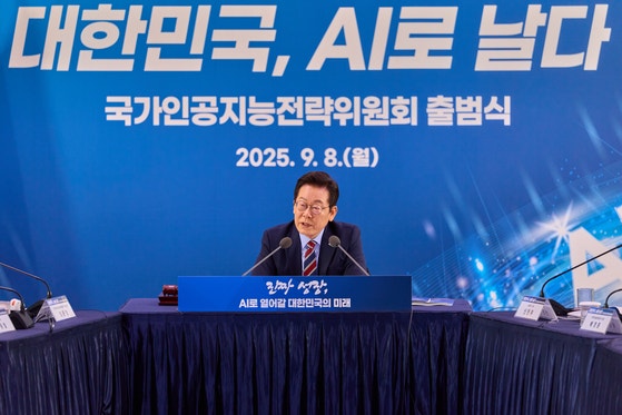  李在明大統領が8日に開かれた国家人工知能（AI）戦略委員会発足式で会議を主宰している。［写真 韓国大統領室］