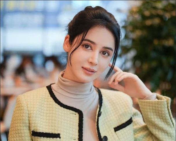   イラン出身モデルのホダ・ニクーさん。［インスタグラム　キャプチャー］