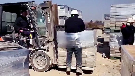 昨年2月、全羅南道羅州市（チョルラナムド・ナジュシ）のあるレンガ工場で、スリランカ国籍の移住労働者を荷物に縛り付け、フォークリフトで持ち上げる人権蹂躙事件が発生した。［聯合ニュース］