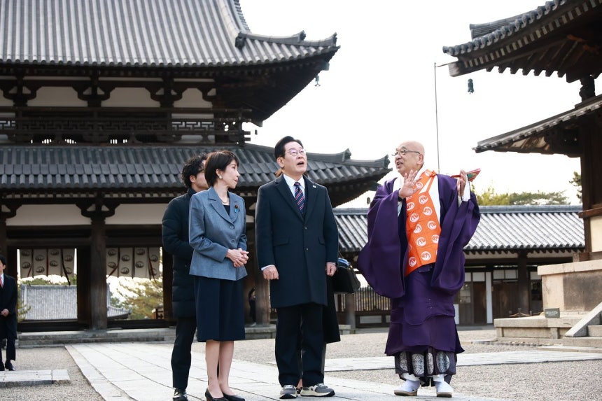 李在明大統領と高市早苗首相が14日に奈良県の法隆寺を訪問し、古谷正覚管長から五重塔に関する説明を聞いている。チョン・ミンギュ記者
