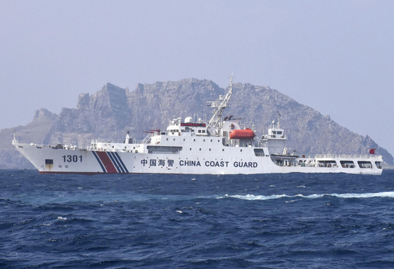 尖閣諸島（中国名・釣魚島）周辺海域を移動する中国海警局の船舶。共同＝聯合ニュース