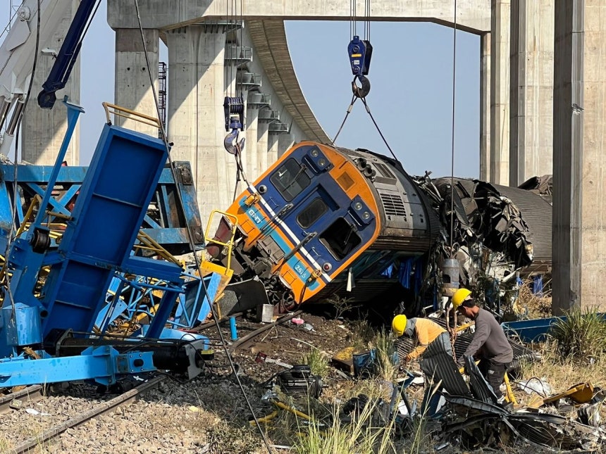 14日（現地時間）、タイのナコンラチャシマ県で、高架線路建設工事中にクレーンが倒壊し、列車に衝突した事故現場を救助隊が確認している。195人が乗っていた列車にクレーンが倒れ込み、少なくとも32人が死亡した。［EPA＝聯合ニュース］