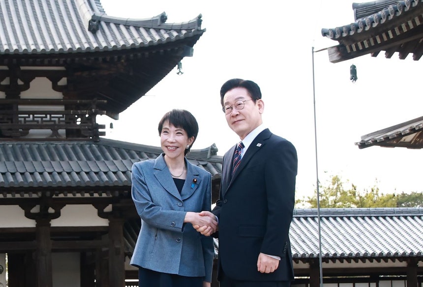 14日、奈良の法隆寺を訪問して記念写真を撮影する李在明（イ・ジェミョン）大統領と高市早苗首相 チョン・ミンギュ記者