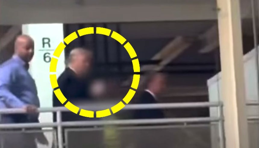  ヤジを飛ばす人物に向かって「中指侮辱」で応酬しているトランプ米大統領［写真 X キャプチャー］ 