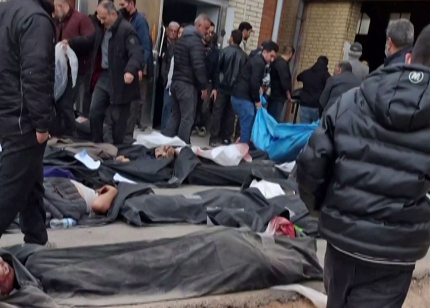 14日（現地時間）にソーシャルメディアに投稿された動画をキャプチャーした画面には、イラン・テヘラン州カフリザクにある法医学診断・検査センターの床に数十体の遺体が並べられ、遺族が家族を探す様子が映っている。［AFP＝聯合ニュース］