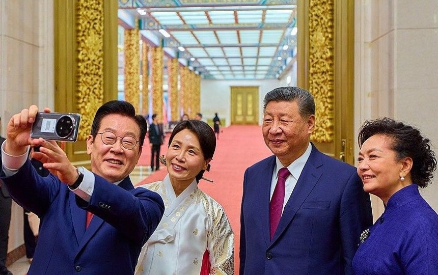 5日、中国北京人民大会堂で国賓晩餐会の後、シャオミの携帯電話で記念撮影をする李在明（イ・ジェミョン）大統領夫妻と習近平主席夫妻 チョン・ミンギュ記者