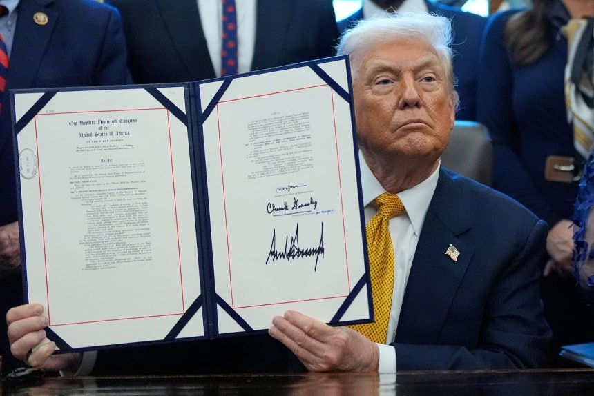 14日（現地時間）、ホワイトハウスで学校給食に低脂肪牛乳ではなく通常の牛乳を供給するよう定めた法案を掲げるドナルド・トランプ米大統領。AP＝聯合ニュース