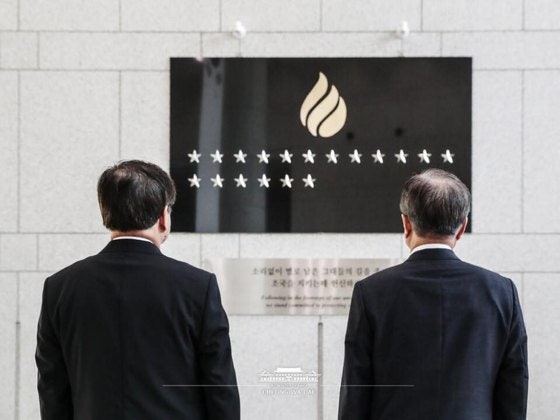 2018年7月、当時の文在寅（ムン・ジェイン）大統領（右）が国家情報院構内に設置した名もなき星を眺めている。左は当時の徐薫（ソ・フン）国家情報院長。［中央フォト］