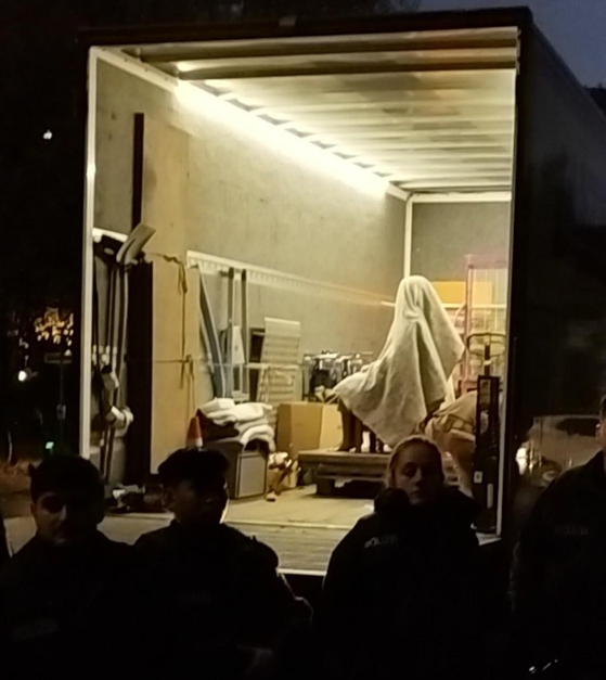 ドイツ・ベルリンの少女像が撤去される様子。［聯合ニュース］