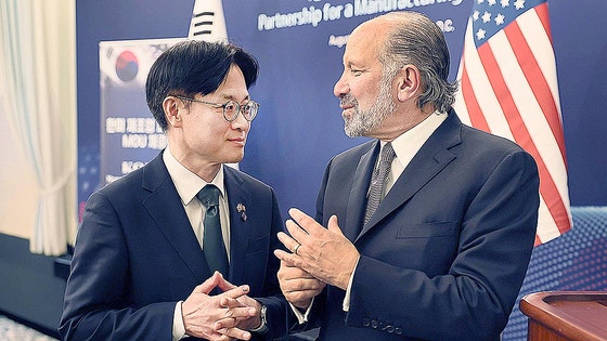 韓国産業通商部の金正官長官とラトニック米商務長官が昨年8月に米ワシントンDCで開かれた韓米製造業パートナーシップMOU締結式に参加し対話している。［写真 産業通商資源部］