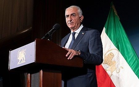 米ワシントンDCで記者会見をするパーレビ元皇太子。［写真 AP＝聯合ニュース］