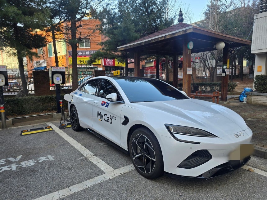   個人タクシー歴19年目のイ・グァンジェさんは昨年8月に中国BYDの中型電気セダン「シール」を購入しタクシーとして運行している。イ・スジョン記者