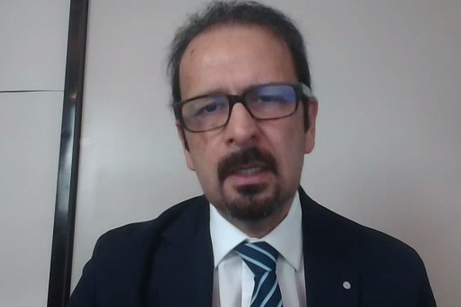 ビデオ通話でインタビューに応じている、イラン・ヒューマン・ライツ（IHR）のマフムード・アミリー＝モグハダム代表。［Zoom　キャプチャー］