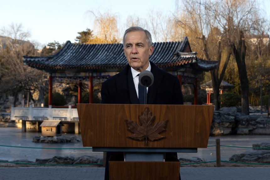 16日、北京の日壇公園でカナダのマーク・カーニー首相が記者会見を行い、「カナダは我々が望む世界ではなく、あるがままの世界を切り抜けながら、新たな航路を切り拓かなくてはならない」と宣言した。EPA