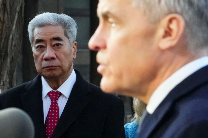 16日、北京の人民大会堂にて、カナダのマーク・カーニー首相（左）が中国の習近平国家主席（右）と握手を交わしている。カーニー首相は、カナダ首相として8年ぶりに中国を訪問し、新時代の戦略的パートナーシップの構築に合意した。ロイター