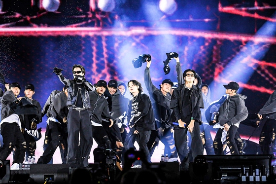 BTS（防弾少年団）は、3月に公開する新譜のタイトルが『ARIRANG』であると発表した。写真は2022年10月、釜山アジアード主競技場での公演の様子。［写真 Big Hitミュージック］