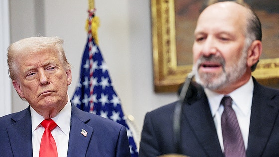 ラトニック米商務長官（右）が昨年3月3日に米ホワイトハウスで台湾の半導体メーカーTSMCの投資を発表している。［写真 ロイター＝聯合ニュース］