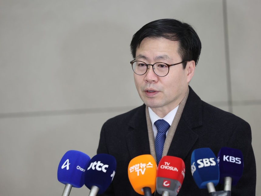  米国を訪問し対米通商懸案を議論した呂翰九通商交渉本部長が17日に帰国し取材陣の質問に答えている。［写真 ニュース1］