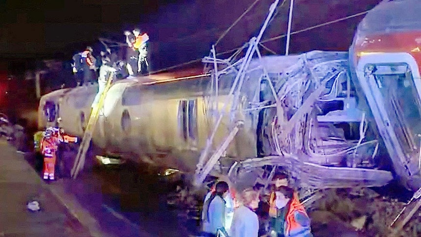  高速列車2本が正面衝突した事故現場。［AFP＝聯合ニュース］