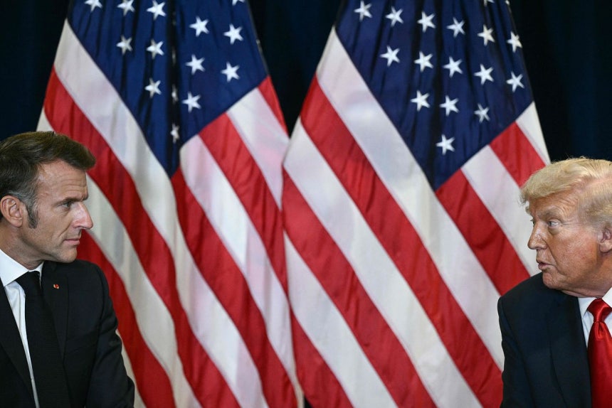 グリーンランド問題と関連しトランプ米大統領が関税を予告して圧迫するとフランスのマクロン大統領（左）が「容認できない」としながらEUレベルの経済報復を推進すると明らかにした。［写真 AFP＝聯合ニュース］