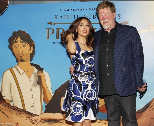 映画俳優サルマ・ハエックと並ぶロジャー・アラーズ監督。［EPA＝聯合ニュース］