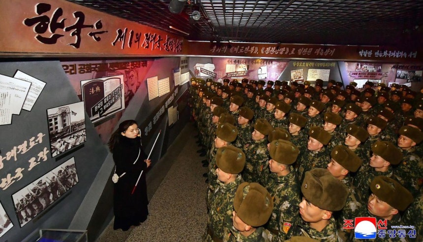北朝鮮の社会主義愛国青年同盟結成80周年記念行事の参加者が、平壌（ピョンヤン）市内の各所を参観したと朝鮮中央通信が19日、報じた。中央階級教養館を訪れた参加者が、「韓国は第1の敵対国、不変の主敵」という文言が記された展示室で解説員の説明を聞いている。朝鮮中央通信＝聯合ニュース