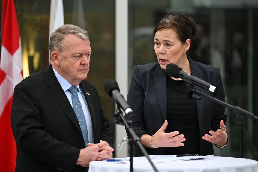 14日（現地時間）、米ワシントンのデンマーク大使館で記者会見をするデンマークのラスムセン外相（左）とグリーンランドのモツフェルト外相が［AP＝聯合ニュース］