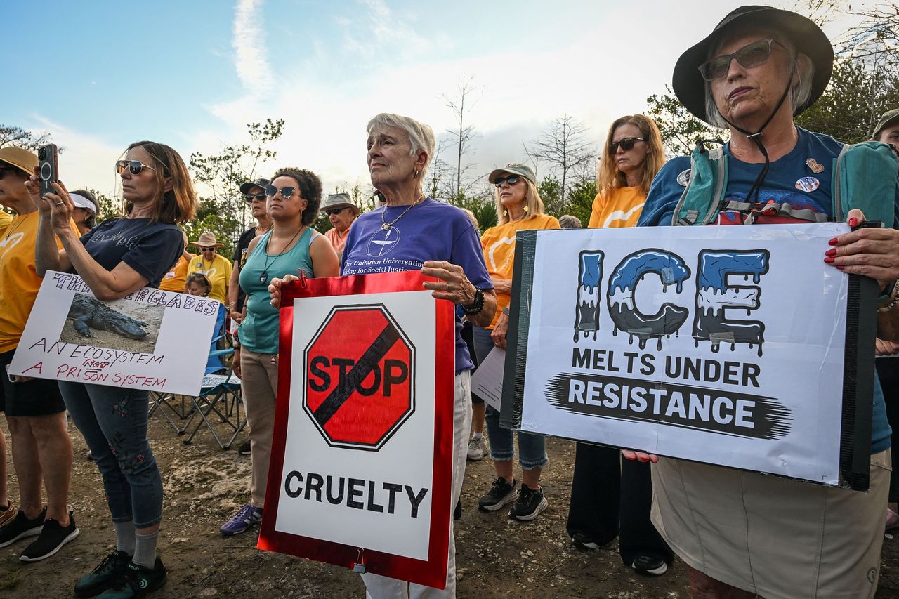  移民の強硬取り締まりに反対するデモ参加者。AFP＝聯合ニュース